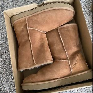 UGG Classic Short II women’s size 8 LIKE NEW